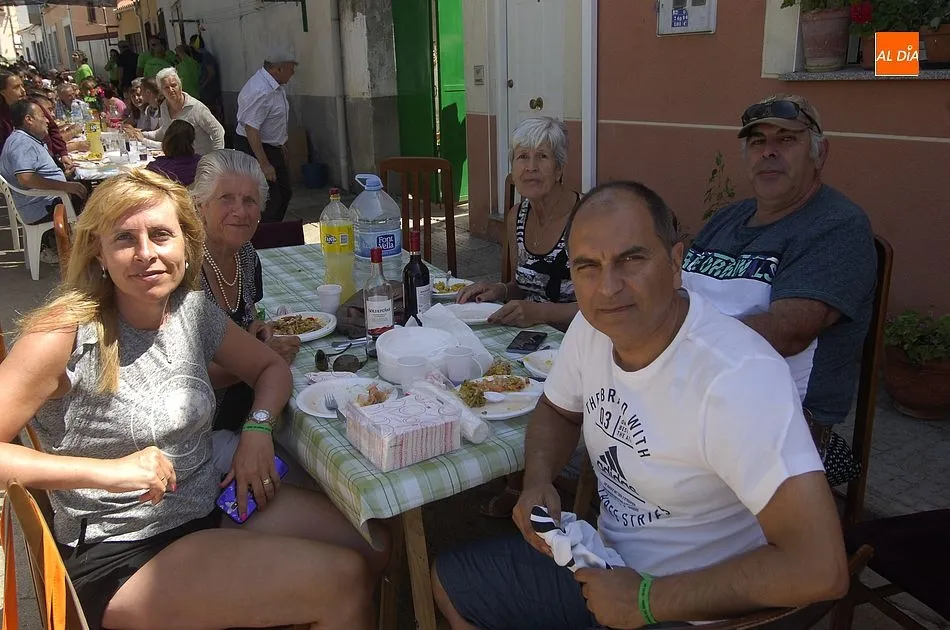 Foto 4 - Los &lsquo;Amigos de El Bod&oacute;n&rsquo; dan buena cuenta en plena calle de una gigantesca paella  