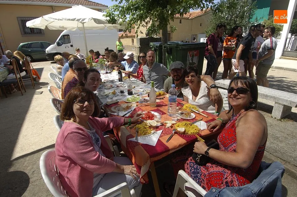 Foto 6 - Los &lsquo;Amigos de El Bod&oacute;n&rsquo; dan buena cuenta en plena calle de una gigantesca paella  