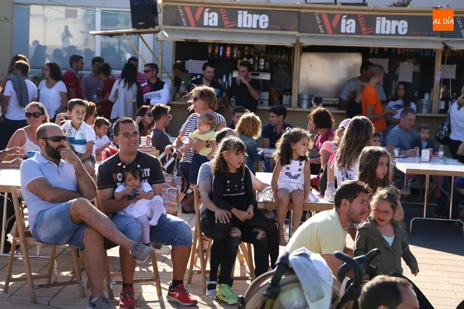 Foto 4 - Chirimbamba y una batucada despiden los festejos en Do&ntilde;inos