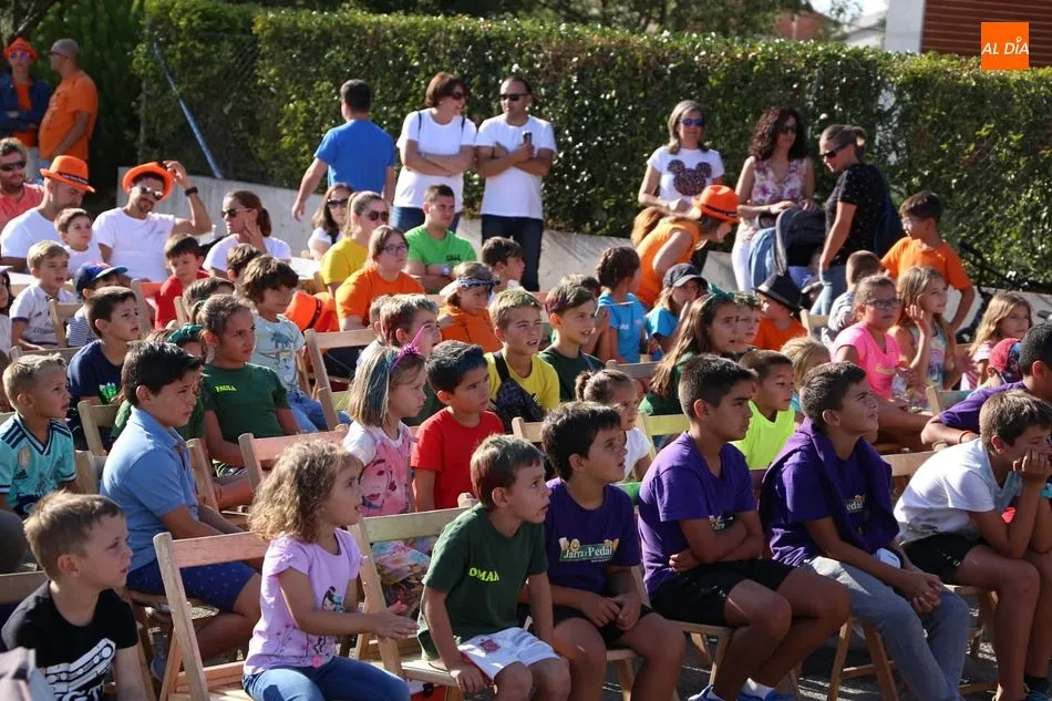 Foto 3 - Chirimbamba y una batucada despiden los festejos en Do&ntilde;inos