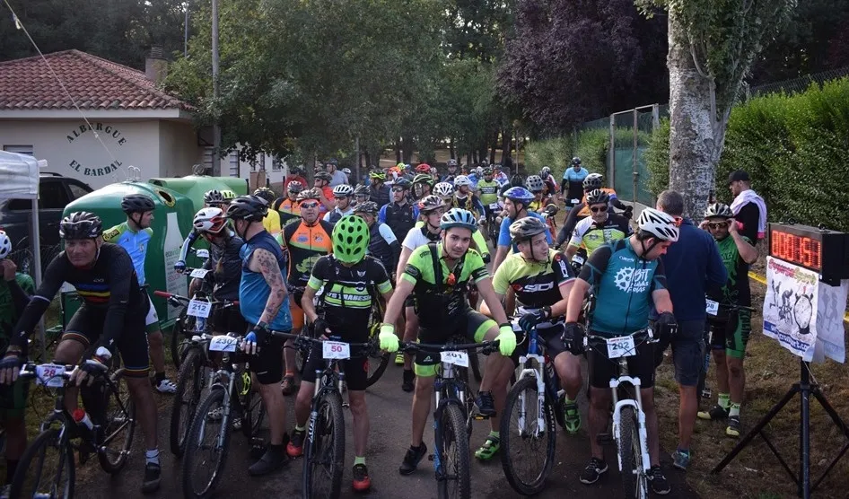 Más de 125 ciclistas participan en el estreno de la Navasfrías Bike Extreme  