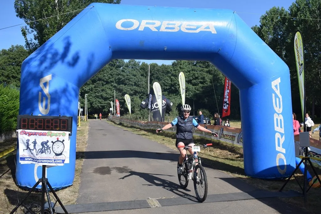 Foto 10 - M&aacute;s de 125 ciclistas participan en el estreno de la Navasfr&iacute;as Bike Extreme  