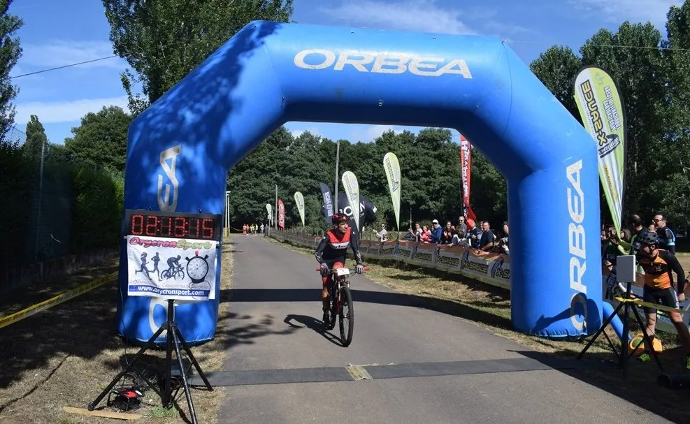 Foto 9 - M&aacute;s de 125 ciclistas participan en el estreno de la Navasfr&iacute;as Bike Extreme  