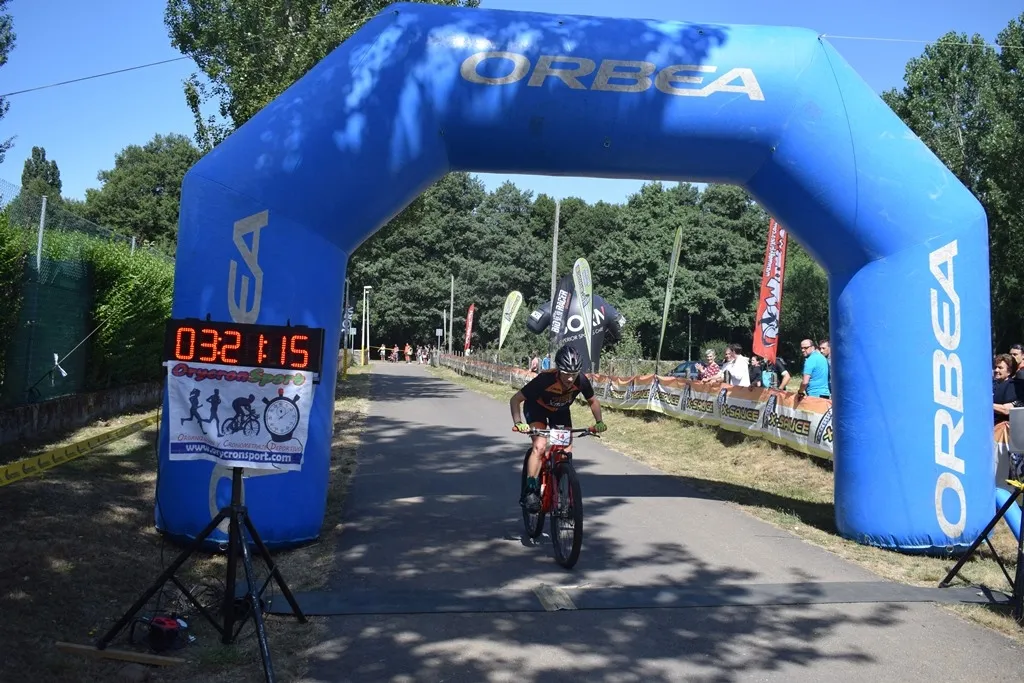 Foto 8 - M&aacute;s de 125 ciclistas participan en el estreno de la Navasfr&iacute;as Bike Extreme  