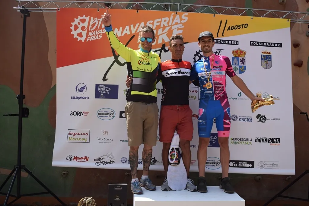 Foto 5 - M&aacute;s de 125 ciclistas participan en el estreno de la Navasfr&iacute;as Bike Extreme  