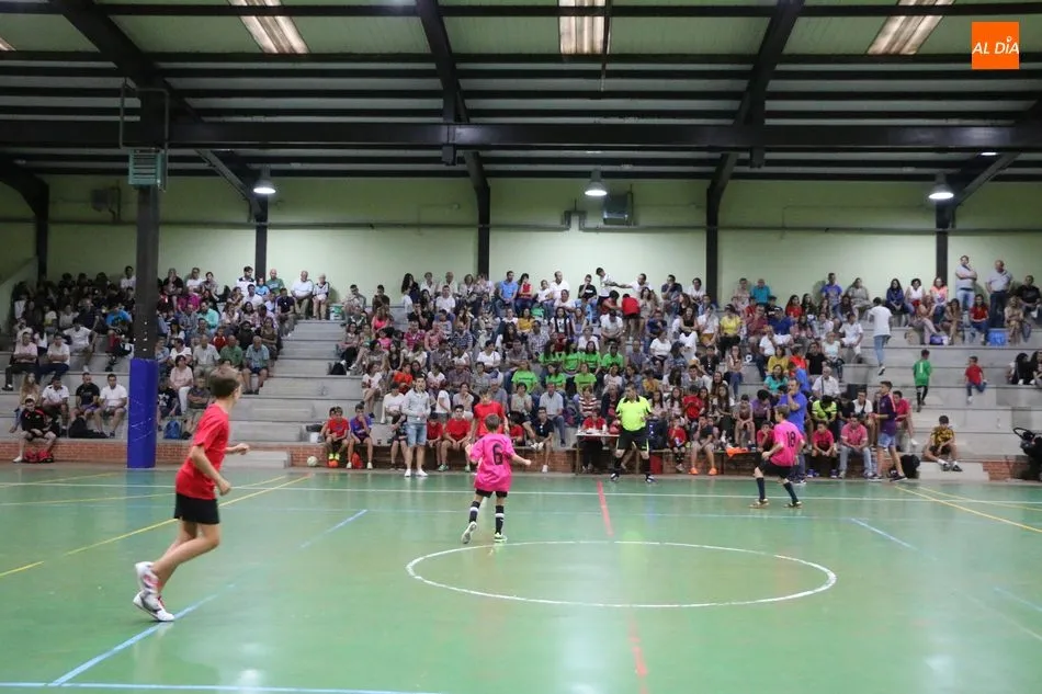 Foto 11 - Bar El Retiro y Aldead&aacute;vila juegan la final absoluta del torneo de f&uacute;tbol sala de Viigudino  