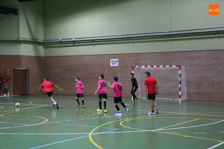 Foto 9 - Bar El Retiro y Aldead&aacute;vila juegan la final absoluta del torneo de f&uacute;tbol sala de Viigudino  