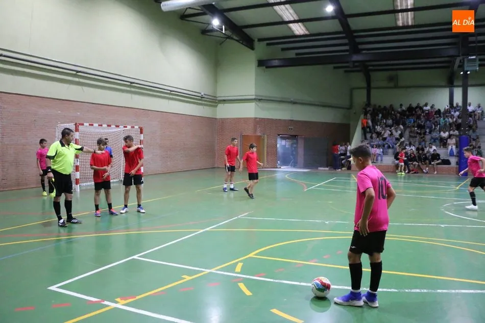 Foto 5 - Bar El Retiro y Aldead&aacute;vila juegan la final absoluta del torneo de f&uacute;tbol sala de Viigudino  