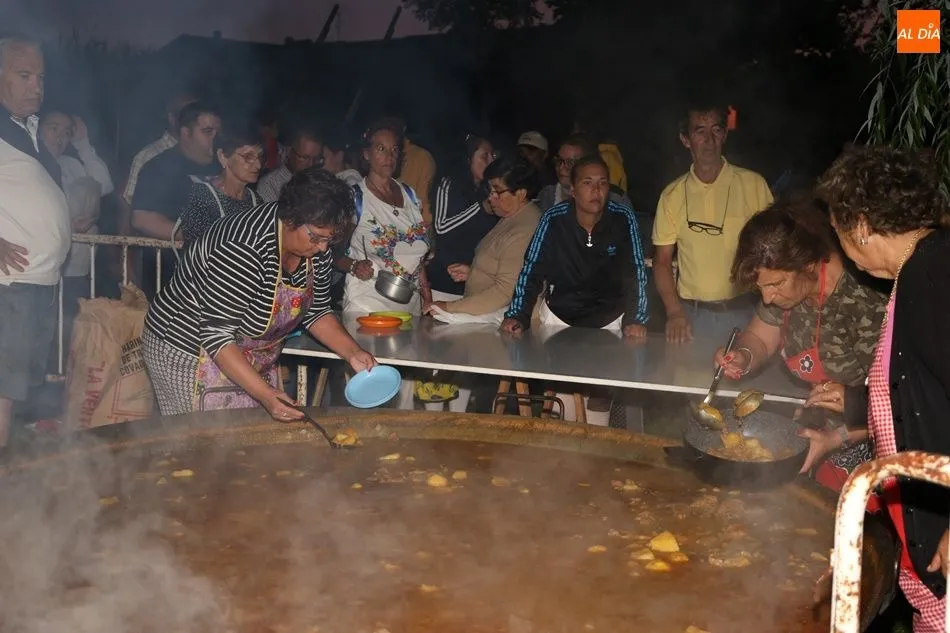 Voluntarias reparten las raciones de carne con patatas