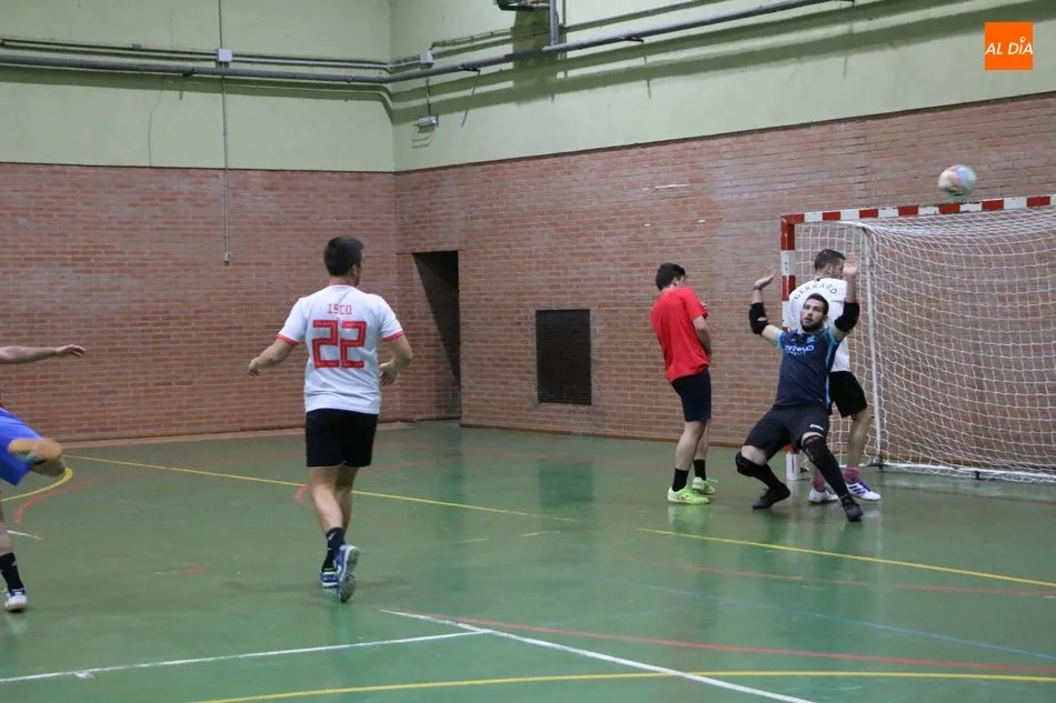 Foto 8 - El Retiro levanta por tercer a&ntilde;o consecutivo la copa de campe&oacute;n de &lsquo;futbito&rsquo; de Vitigudino  