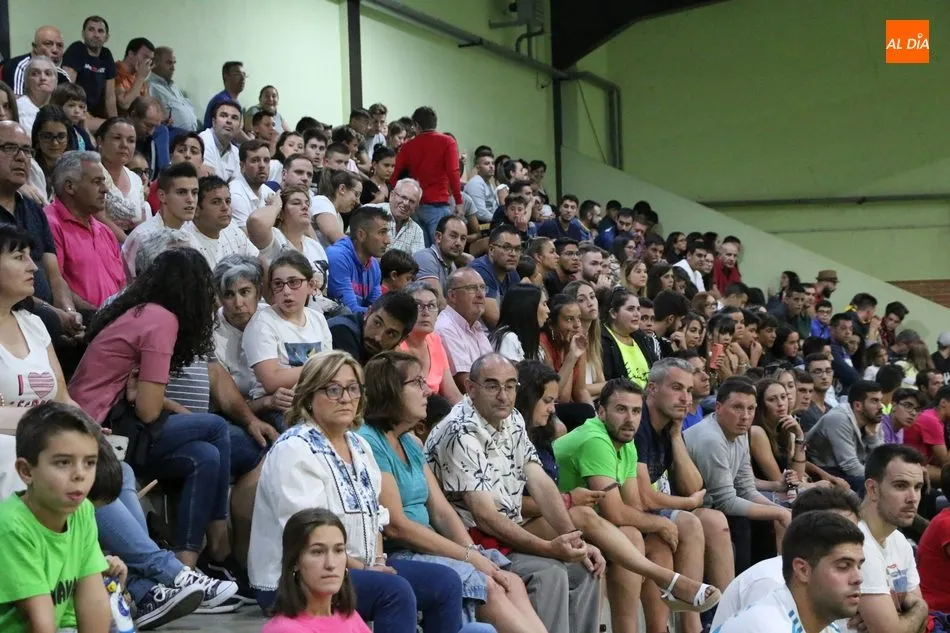 Foto 7 - El Retiro levanta por tercer a&ntilde;o consecutivo la copa de campe&oacute;n de &lsquo;futbito&rsquo; de Vitigudino  