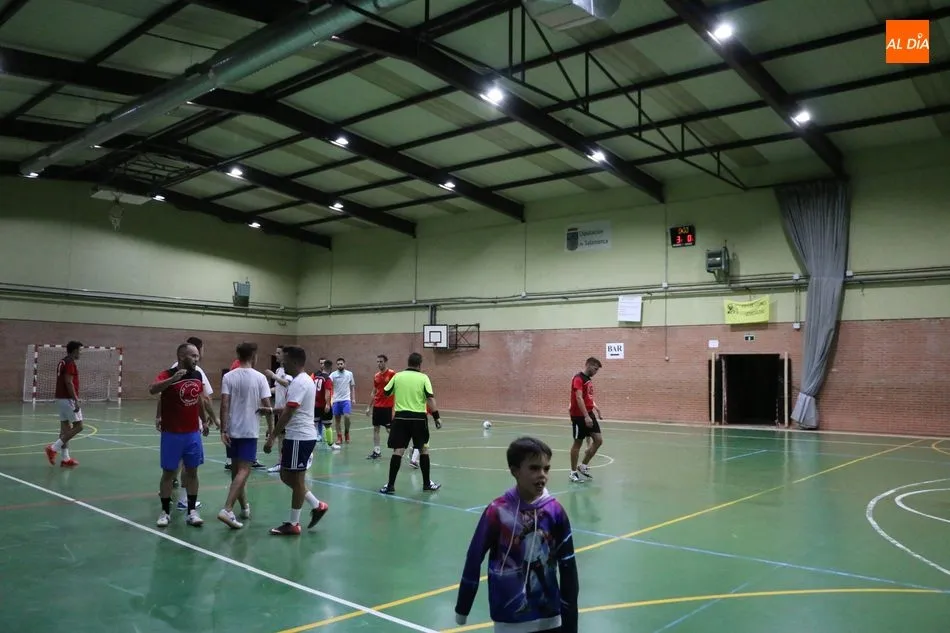 Foto 5 - El Retiro levanta por tercer a&ntilde;o consecutivo la copa de campe&oacute;n de &lsquo;futbito&rsquo; de Vitigudino  