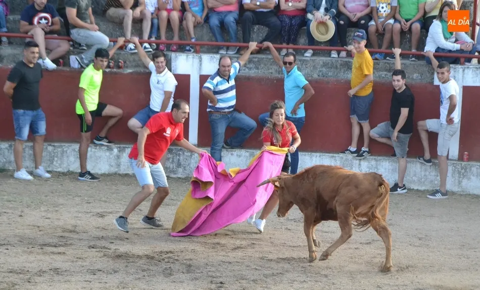 Foto 10 - Entretenida tarde taurina en Saelices con alg&uacute;n que otro peque&ntilde;o susto  