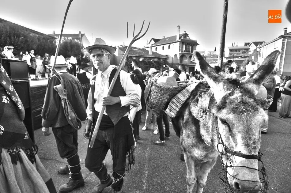 Numerosos vecinos se vistieron a la antigua usanza/ Foto: Adrián M.Pastor
