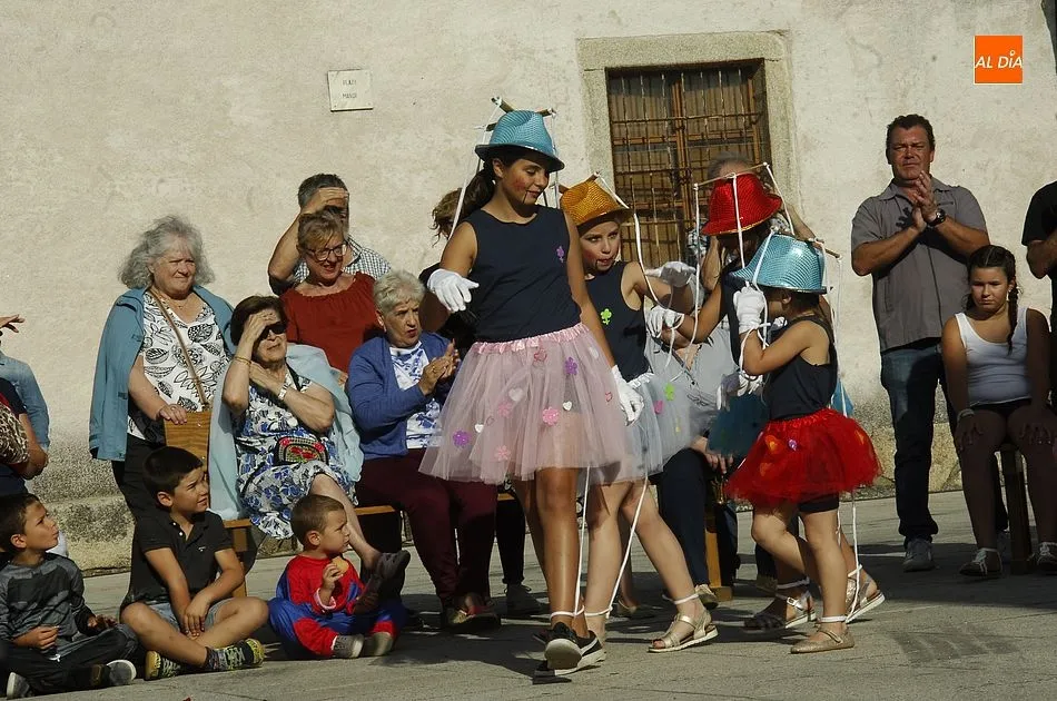 Foto 9 - Ni&ntilde;os y j&oacute;venes se disfrazan en Aldea del Obispo con hueco para viajar al espacio  