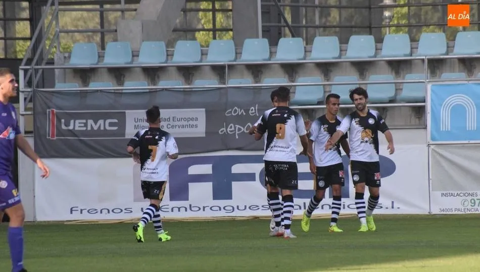 Celebración de uno de los goles de Unionistas de este fin de semana en Palencia. Foto de José Luis Cotóbal