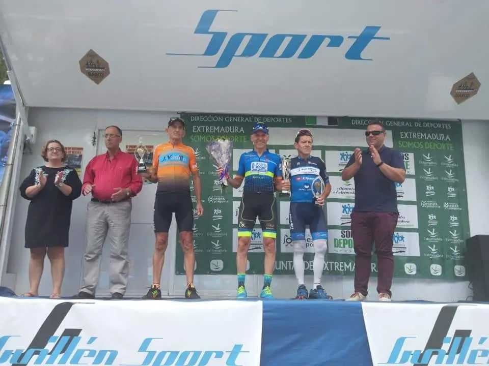 Juan Trapiello (cuarto por la derecha) en el podio