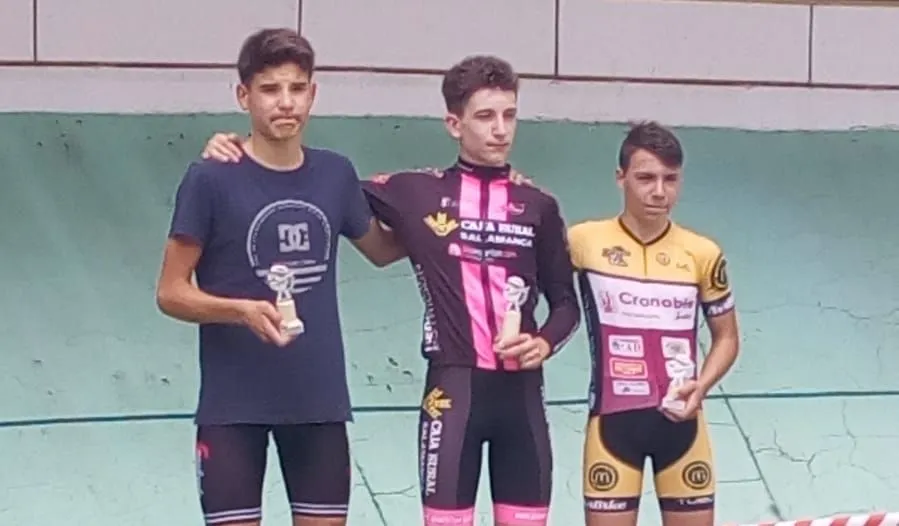 Miguel Martínez, en el centro, subido al podio / Promesal