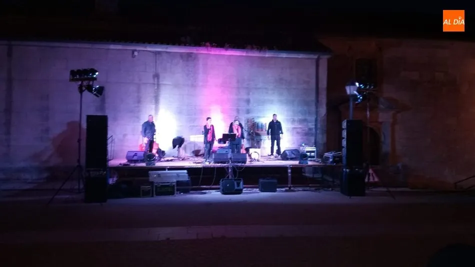 Foto 5 - Los vecinos de Sobradillo disfrutan de la m&uacute;sica de Baleo  