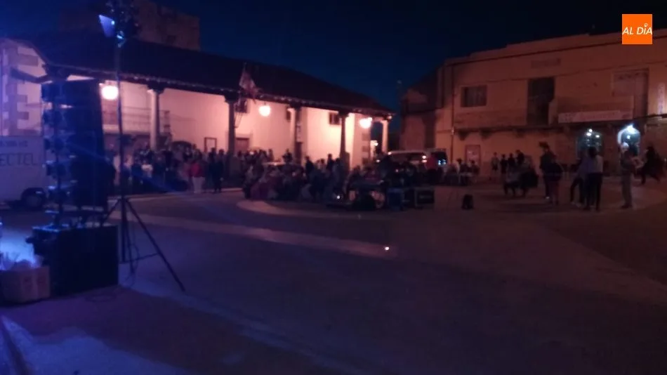 Foto 4 - Los vecinos de Sobradillo disfrutan de la m&uacute;sica de Baleo  