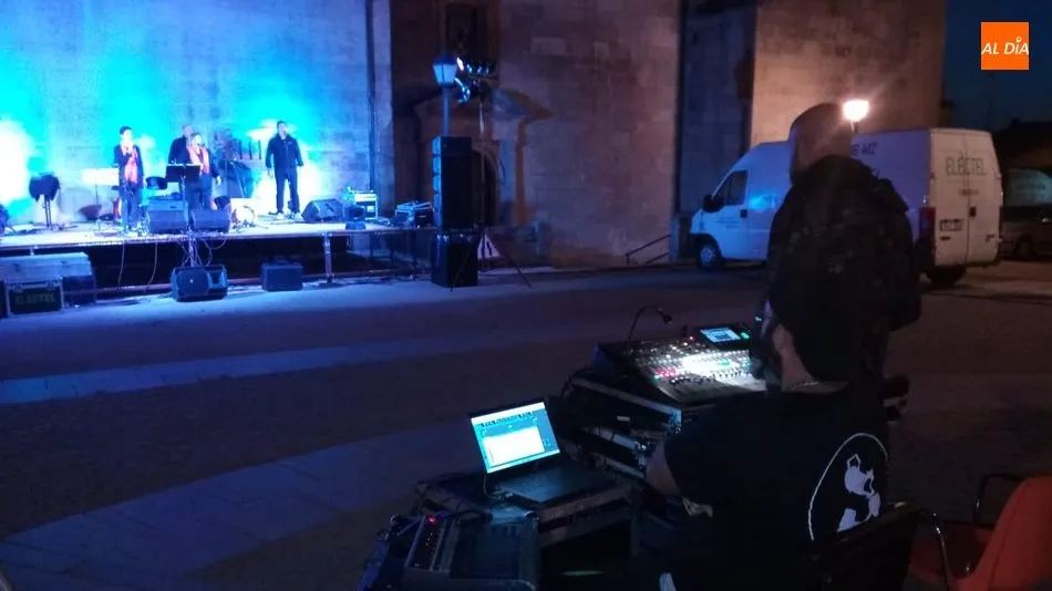Foto 2 - Los vecinos de Sobradillo disfrutan de la m&uacute;sica de Baleo  