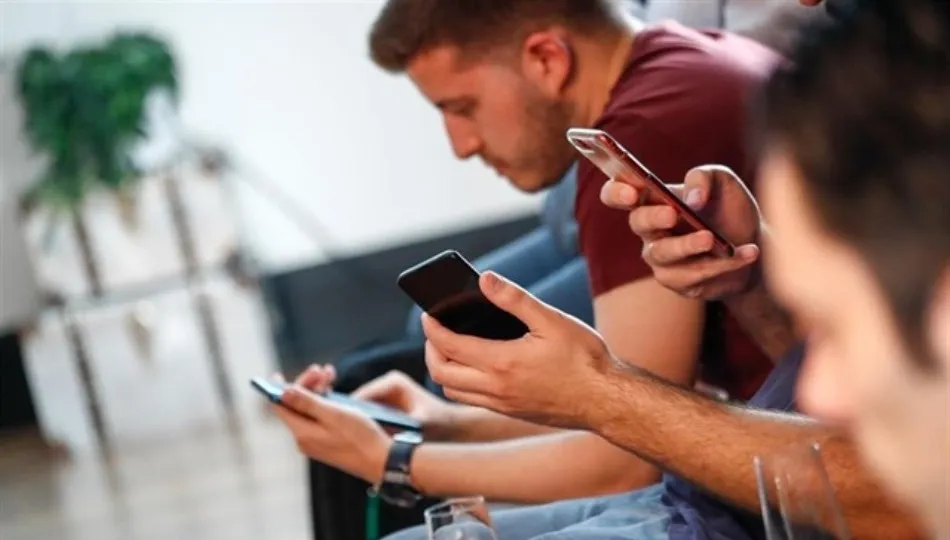 En Castilla y León, casi siete de cada diez encuestados reconocen que lo primero y lo último que hacen cada día es mirar su teléfono. Foto de Europa Press