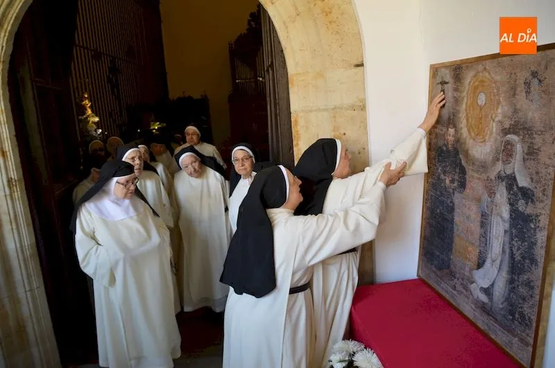 Las religiosas observan la pintura entregada a la comunidad / Pedro Zaballos