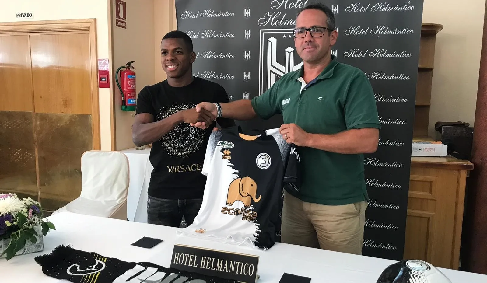 Matthieu y Gorka Etxebarria durante la presentación del jugador / Pedro Zaballos