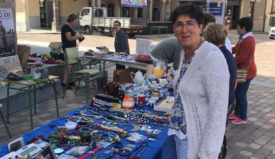 Foto 3 - Recaudados 1.100&euro; en el mercadillo de La Fuente a favor de Manos Unidas  