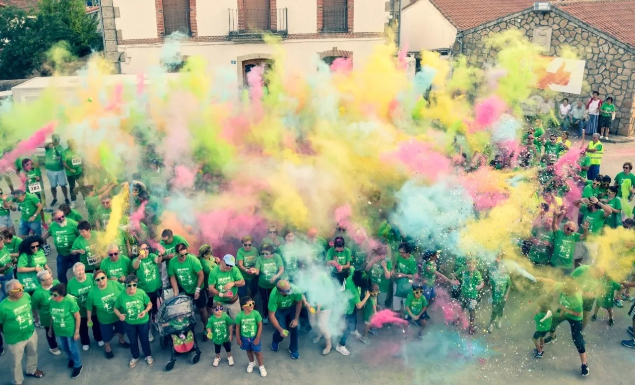 Más de 450 personas participan en una marcha en Retortillo a favor de la AECC  