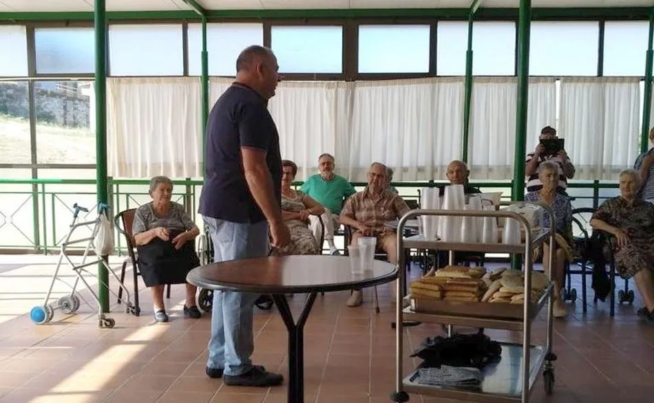 Foto 6 - Arrancan las fiestas en Villarino de los Aires con un &lsquo;dulce&rsquo; homenaje a los mayores de la...