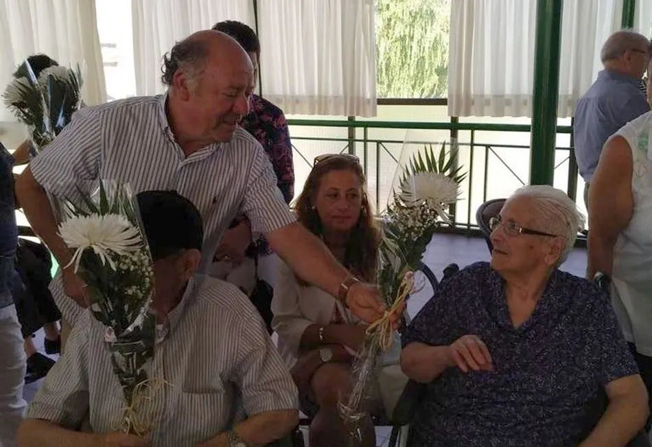 Foto 3 - Arrancan las fiestas en Villarino de los Aires con un &lsquo;dulce&rsquo; homenaje a los mayores de la...