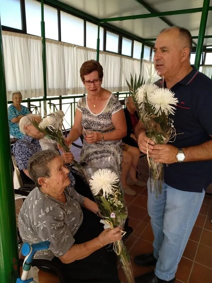 Foto 2 - Arrancan las fiestas en Villarino de los Aires con un &lsquo;dulce&rsquo; homenaje a los mayores de la...