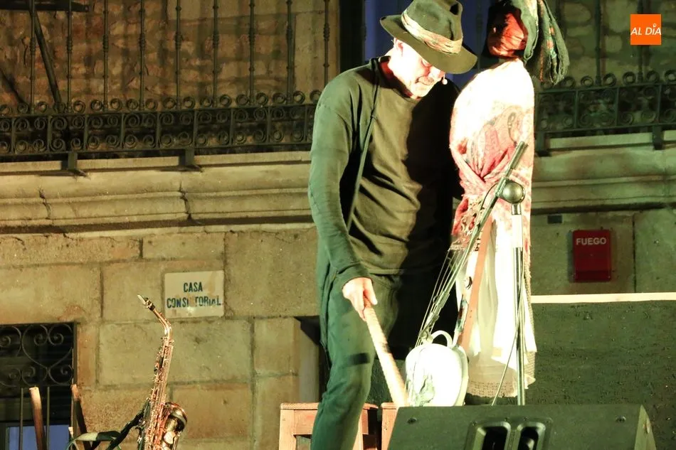 Foto 11 - Mayalde hace cantar bajo una sola voz a la Plaza de Vitigudino  