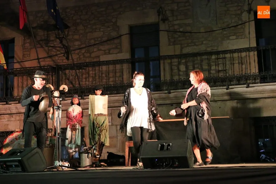 Foto 10 - Mayalde hace cantar bajo una sola voz a la Plaza de Vitigudino  