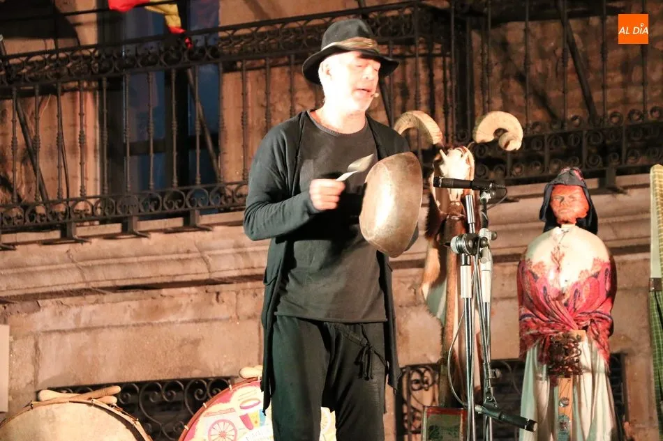 Foto 5 - Mayalde hace cantar bajo una sola voz a la Plaza de Vitigudino  
