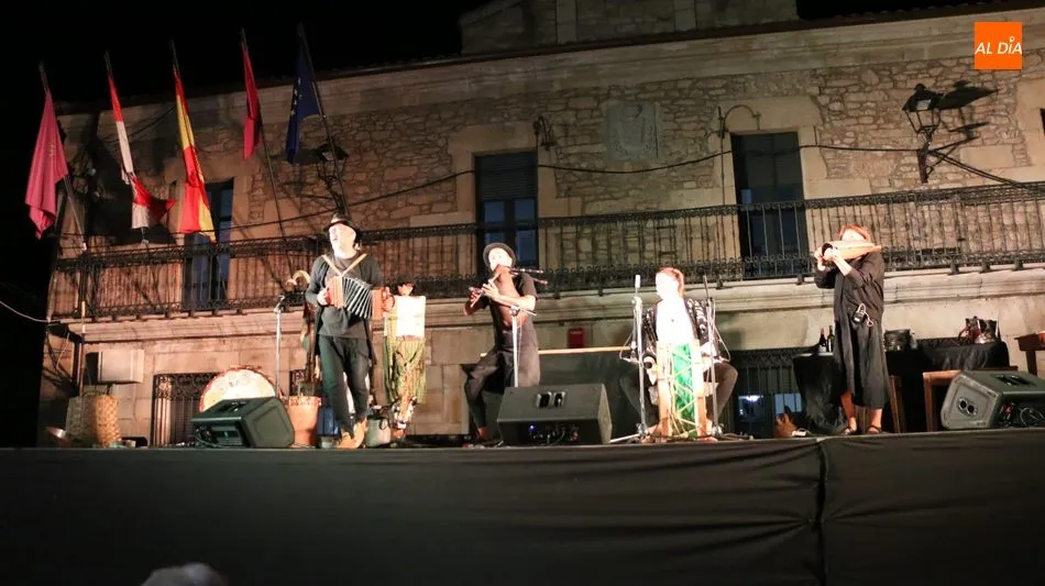 Foto 3 - Mayalde hace cantar bajo una sola voz a la Plaza de Vitigudino  
