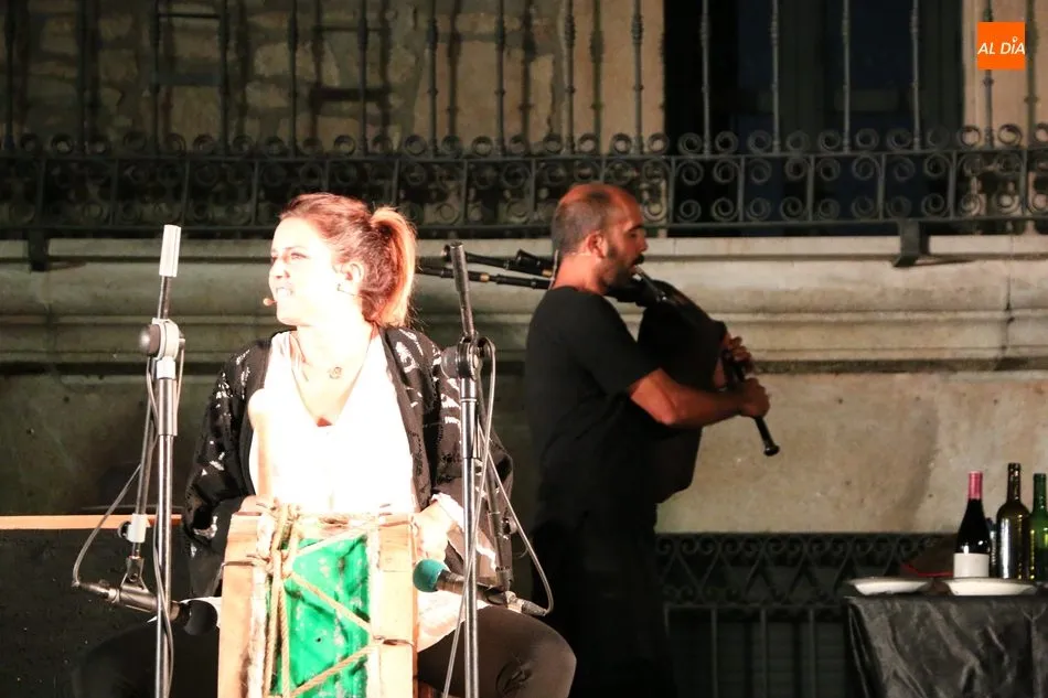 Foto 2 - Mayalde hace cantar bajo una sola voz a la Plaza de Vitigudino  