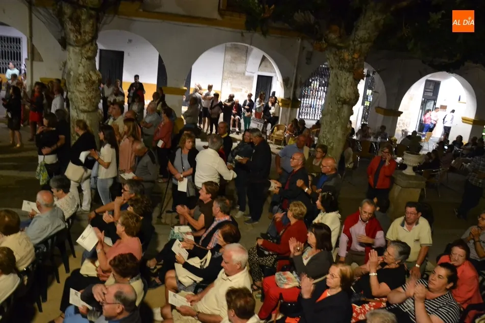 Foto 9 - La v&iacute;spera del Martes Mayor se renueva con una completa velada callejera  