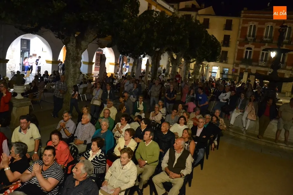 Foto 7 - La v&iacute;spera del Martes Mayor se renueva con una completa velada callejera  