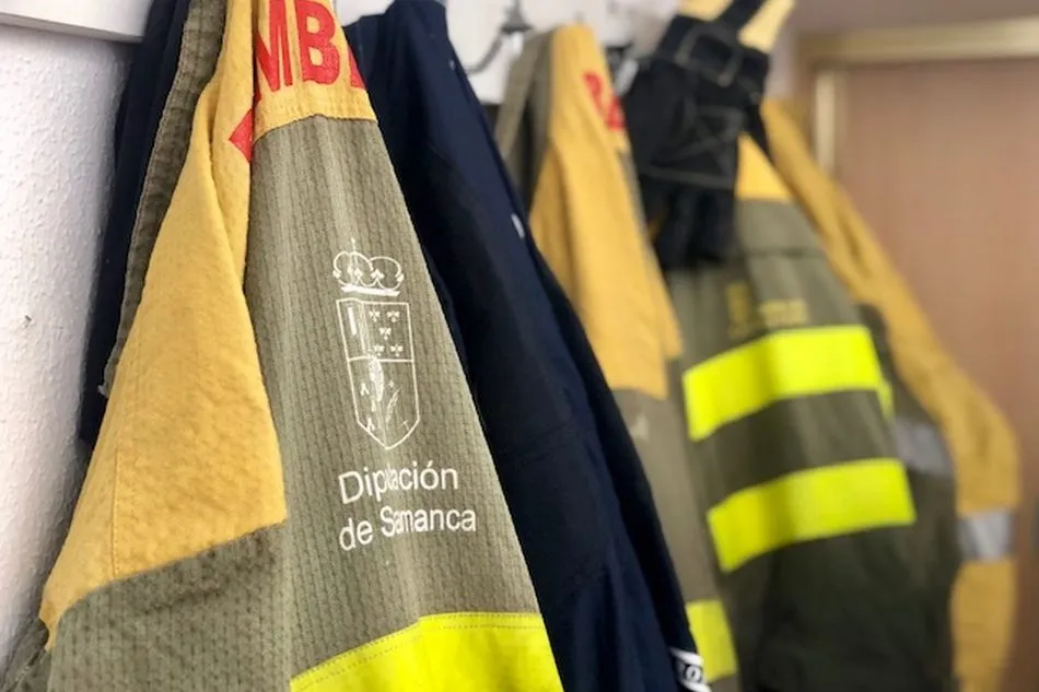 Foto 2 - La Diputaci&oacute;n se compromete a mejorar las dotaciones con las que cuenta el Parque de Bomberos de...