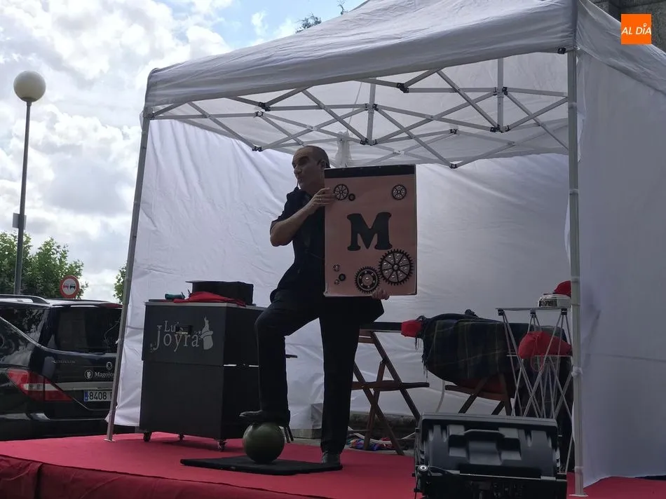 Foto 4 - Peque&ntilde;os y mayores de Vitigudino disfrutan de una ma&ntilde;ana m&aacute;gica con Luis Joyra  