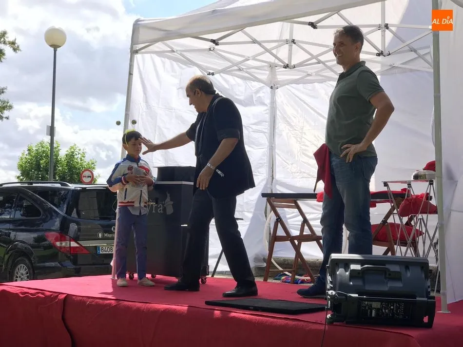 Foto 2 - Peque&ntilde;os y mayores de Vitigudino disfrutan de una ma&ntilde;ana m&aacute;gica con Luis Joyra  