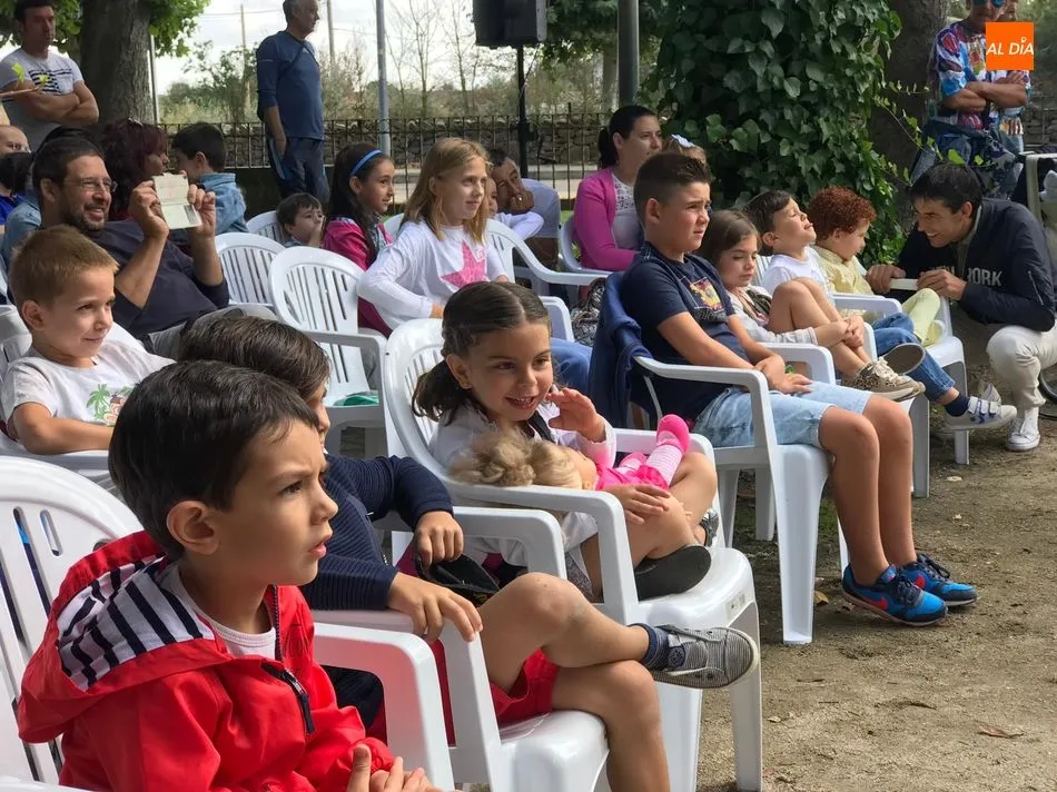 Foto 6 - Peque&ntilde;os y mayores de Vitigudino disfrutan de una ma&ntilde;ana m&aacute;gica con Luis Joyra  