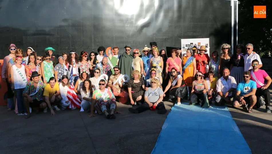 La fiesta de los 60 acabó con el desfile de los mozos y mozas desde 1980 / REP. GRÁFICO: CORRAL