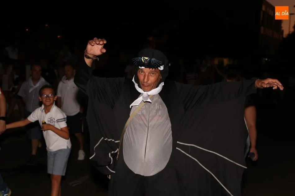 Foto 2 - Carbajosa estalla en fiestas con el tradicional chupinazo