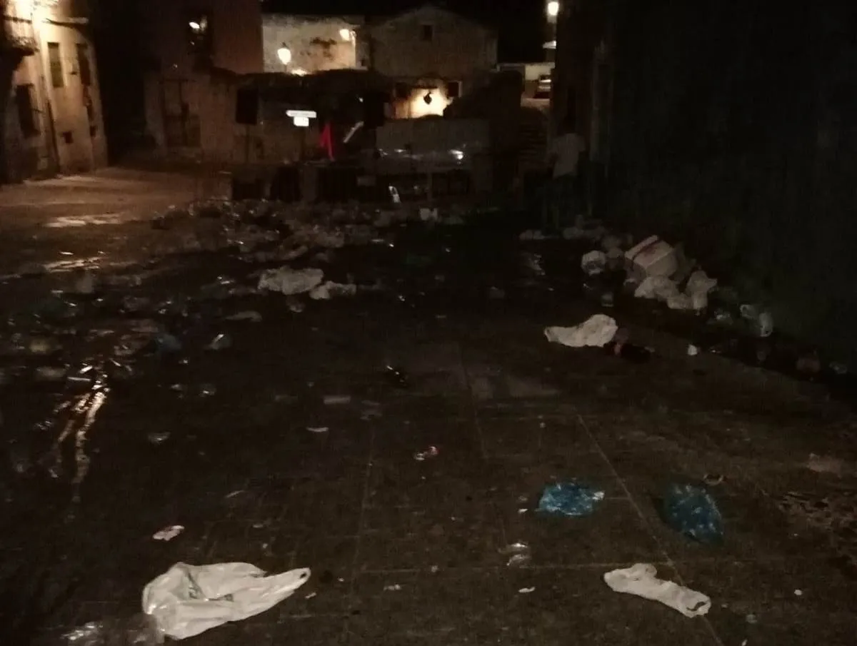 Gran malestar entre los vecinos de las calles anexas a La Colada por la suciedad acumulada  