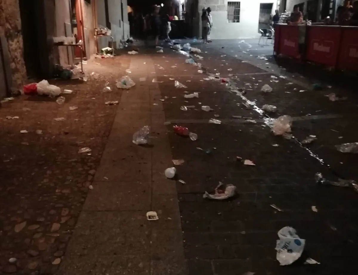Foto 4 - Gran malestar entre los vecinos de las calles anexas a La Colada por la suciedad acumulada  