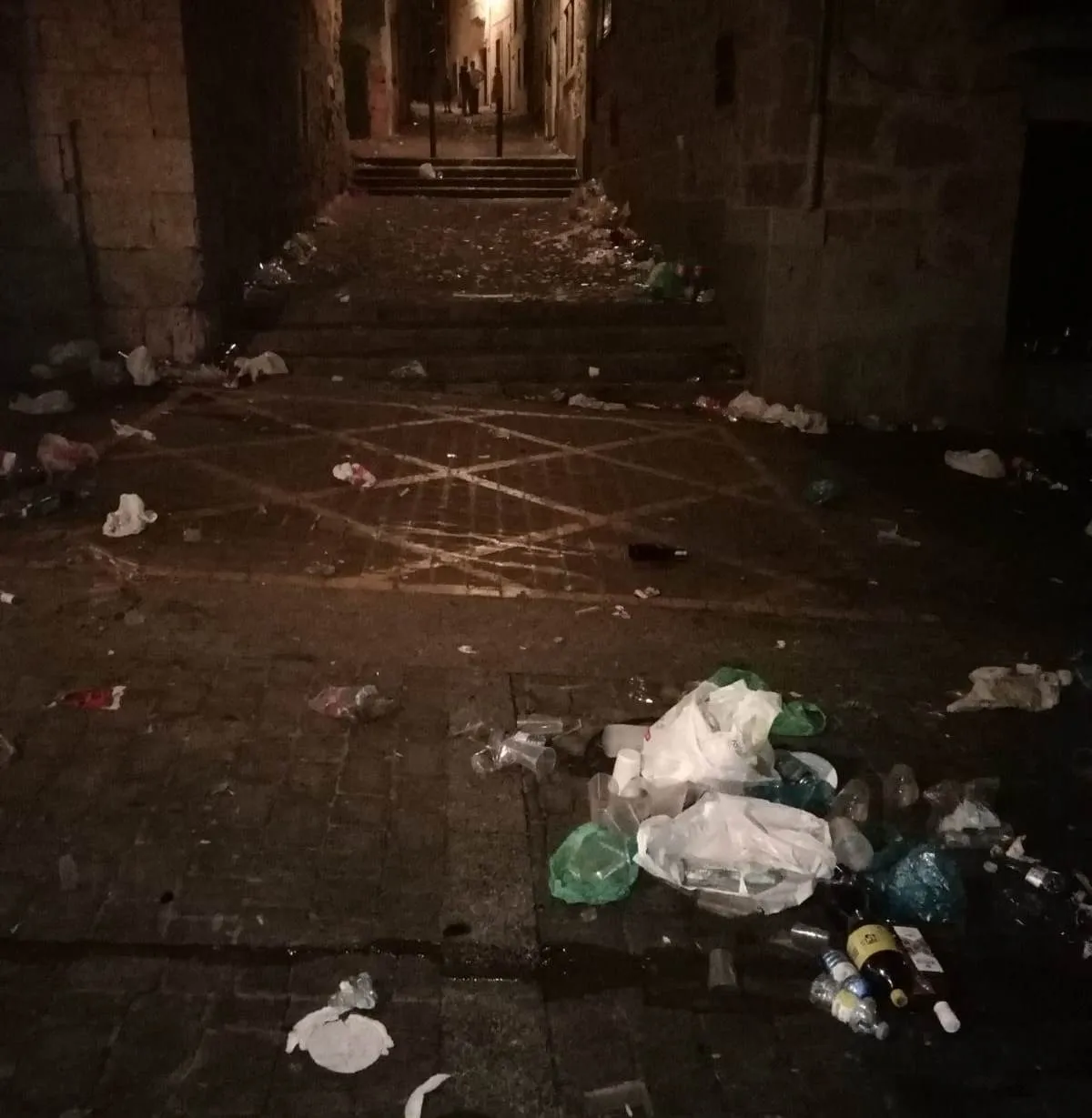 Foto 3 - Gran malestar entre los vecinos de las calles anexas a La Colada por la suciedad acumulada  
