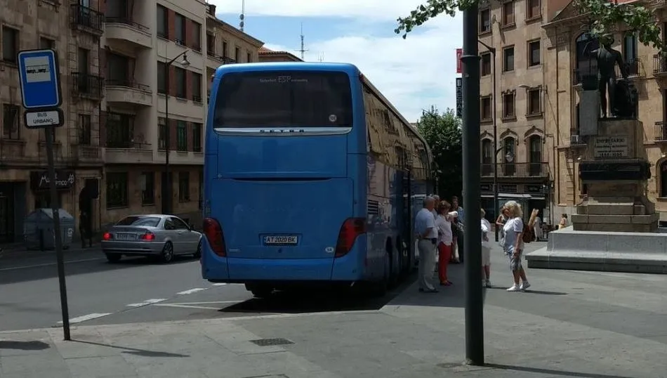 Autocar de turistas en la Gran Vía